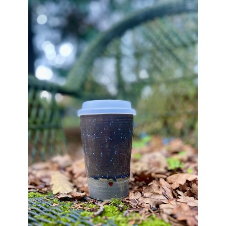 4 Tassen mit weißen Schneekristallen, rosa durchschimmernd